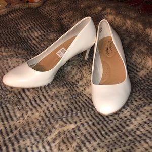NEW Dexflex Comfort White Heels😍